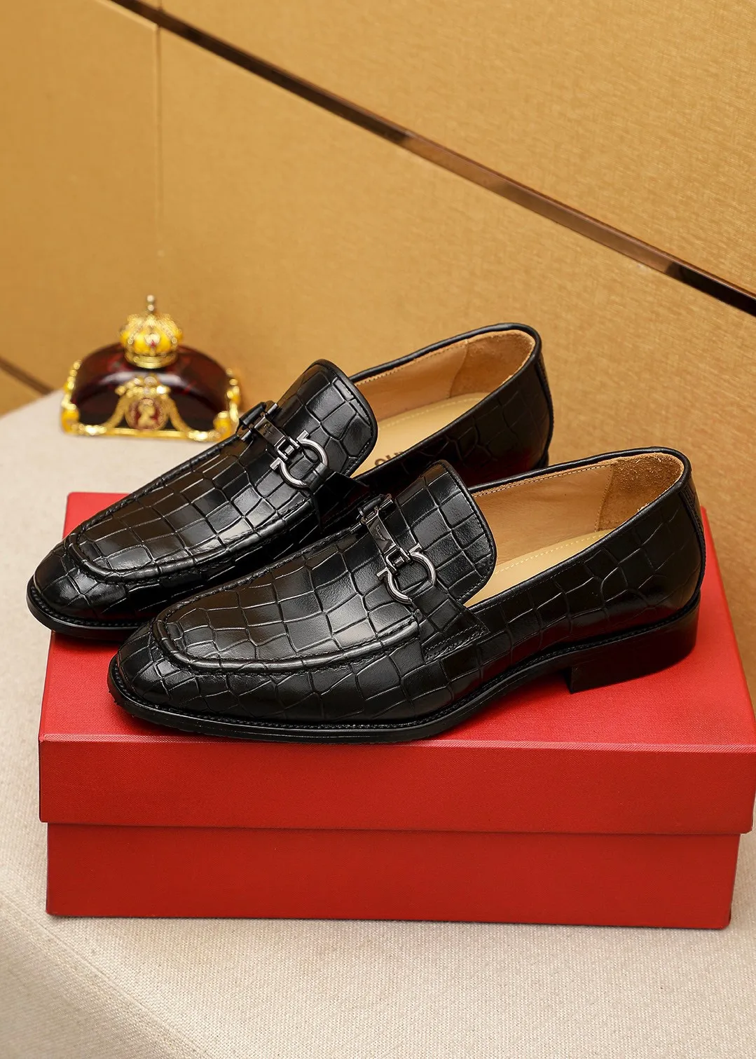 Men's shoes 💰460 💐 Product trademark: Ferragamo "Ferragamo" casual leather shoes Regular size: 38-44 (45.46🉑️customized) Product materials: Selected imported first-layer open-edge beaded cowhide floral upper + luxury hardware buckle, imported water-dyed cowhide leather lining. Strong three-dimensional visual effect, original outsole color: 2 colors available